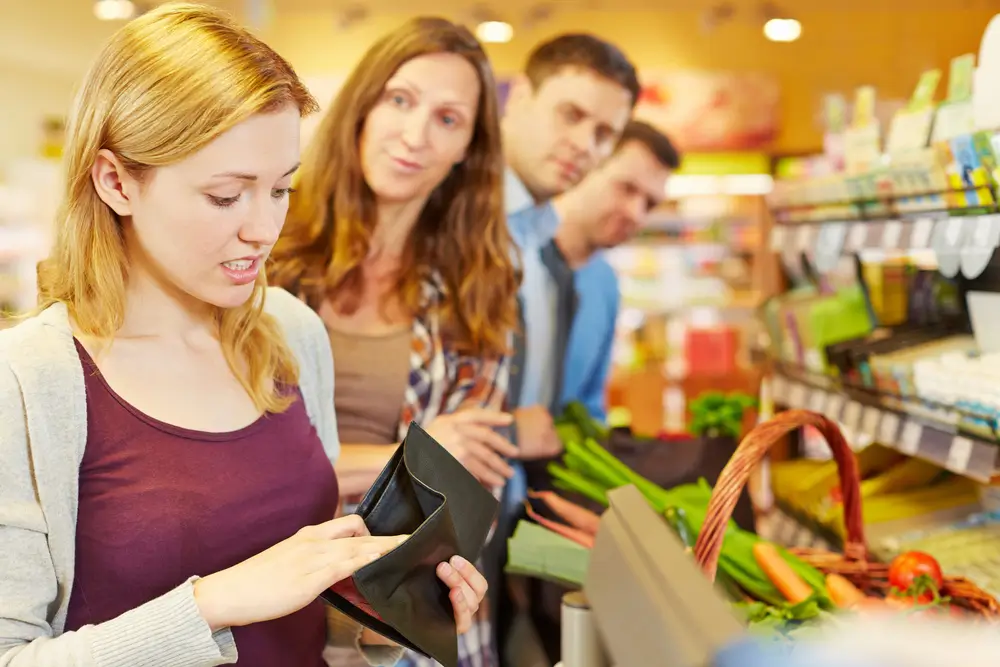 Pan&iacute; nem&aacute; u kasy pen&iacute;ze.