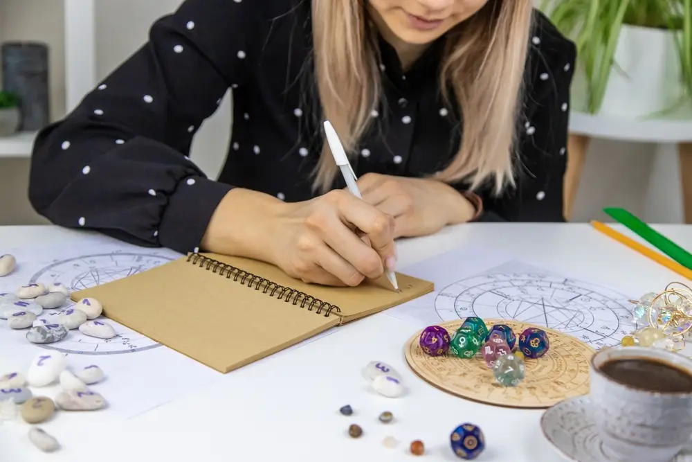 Numeroložka si p&iacute;&scaron;e něco do se&scaron;itu. 