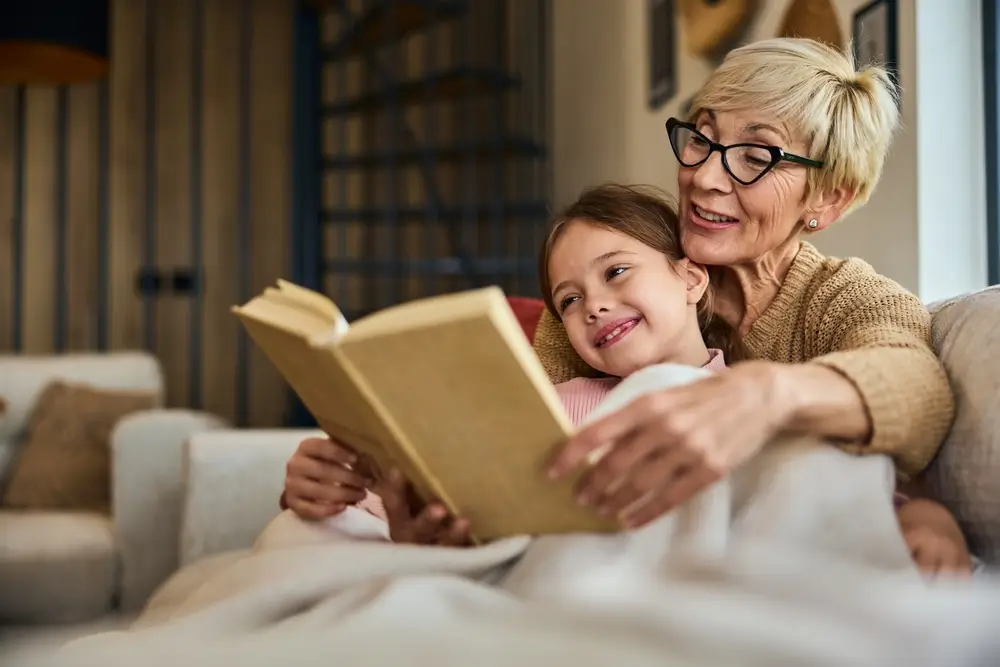Babička čte vnučce.