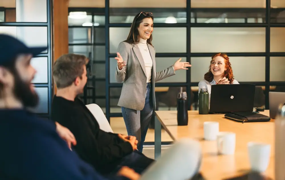 Žena před kolegy přednáší.