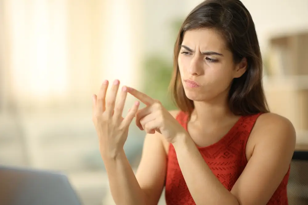 Žena poč&iacute;t&aacute; na prstech. 