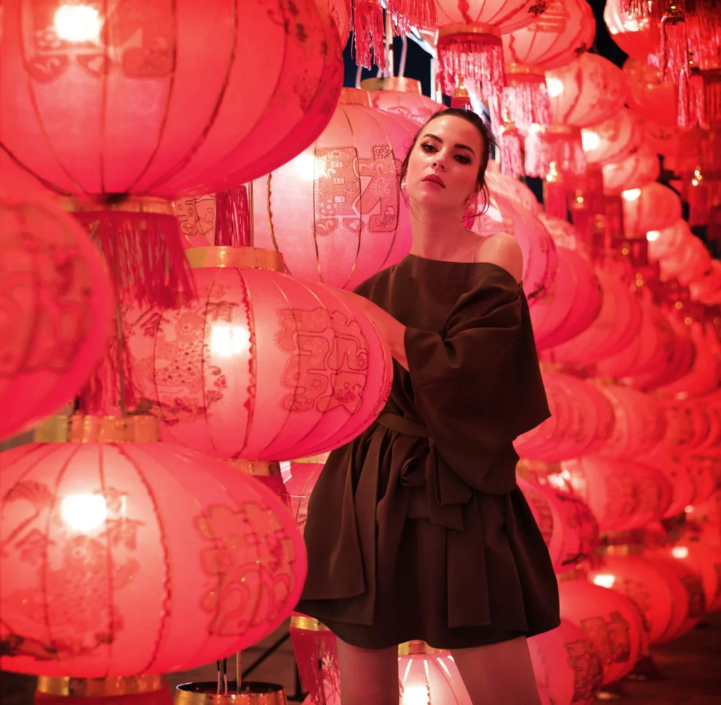 Žena s červen&yacute;mi č&iacute;nsk&yacute;mi lampiony.