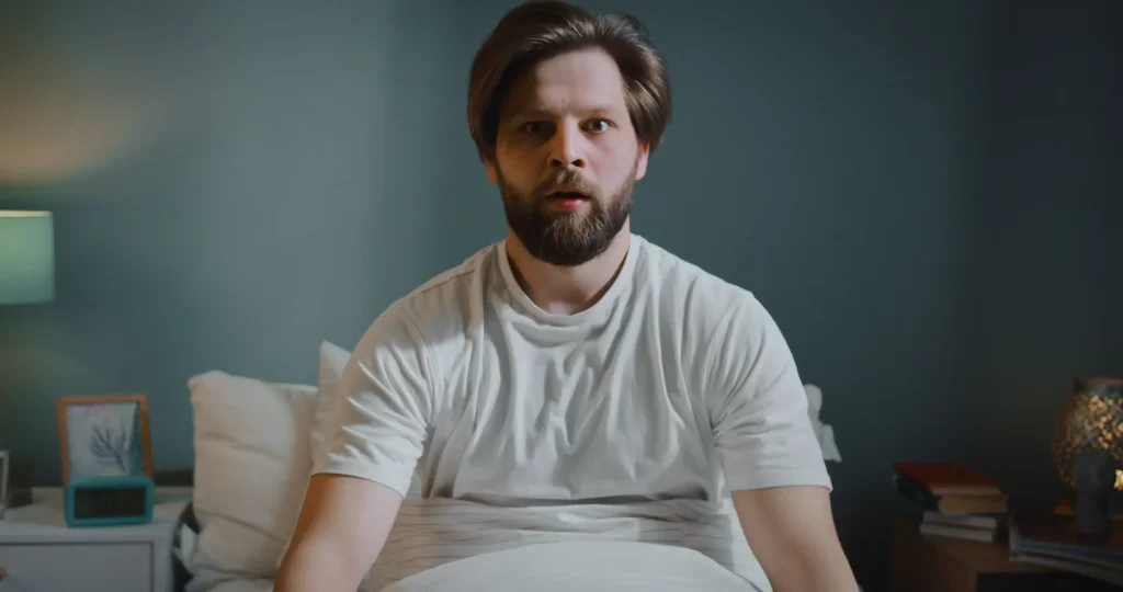 Probuzen&yacute; muž s vystra&scaron;en&yacute;m v&yacute;razem.