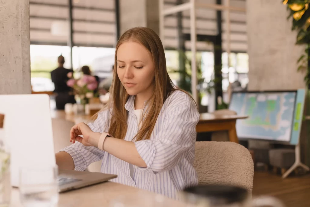 žena se d&iacute;v&aacute; na hodinky
