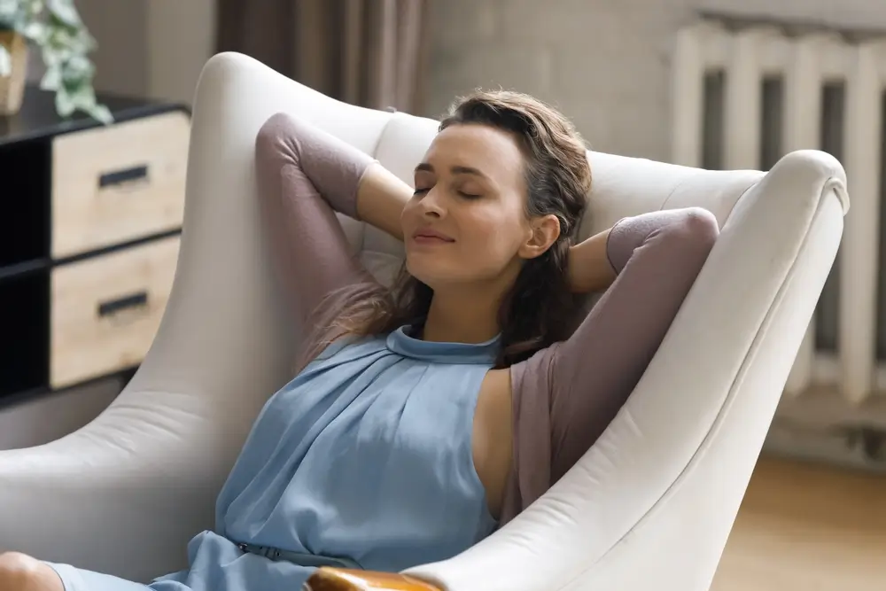 Žena si oddechuje na křeslu. 