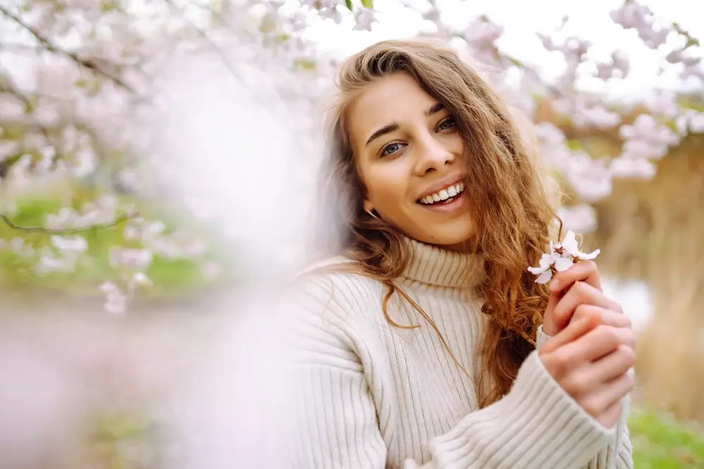 Žena pod rozkvetlým stromem. 