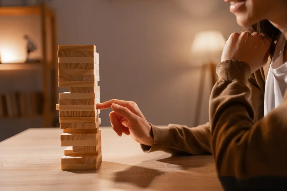 Žena ukazuje svou trpělivost ve hře.