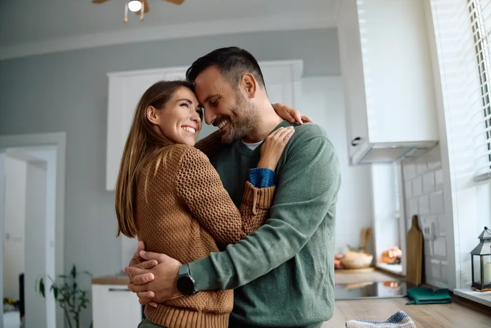 Muž obj&iacute;m&aacute; ženu. 