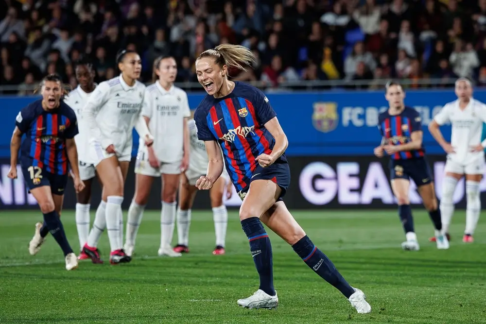 Fotbalistka se raduje ze vstřeleného gólu.