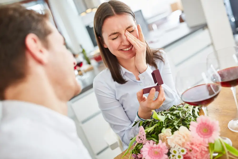 Muž žádá ženu o ruku.