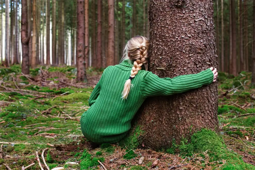Žena obj&iacute;m&aacute; strom. 