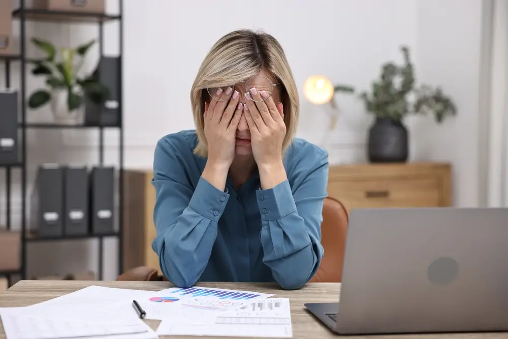 Žena pracuje a je zahlcen&aacute;.