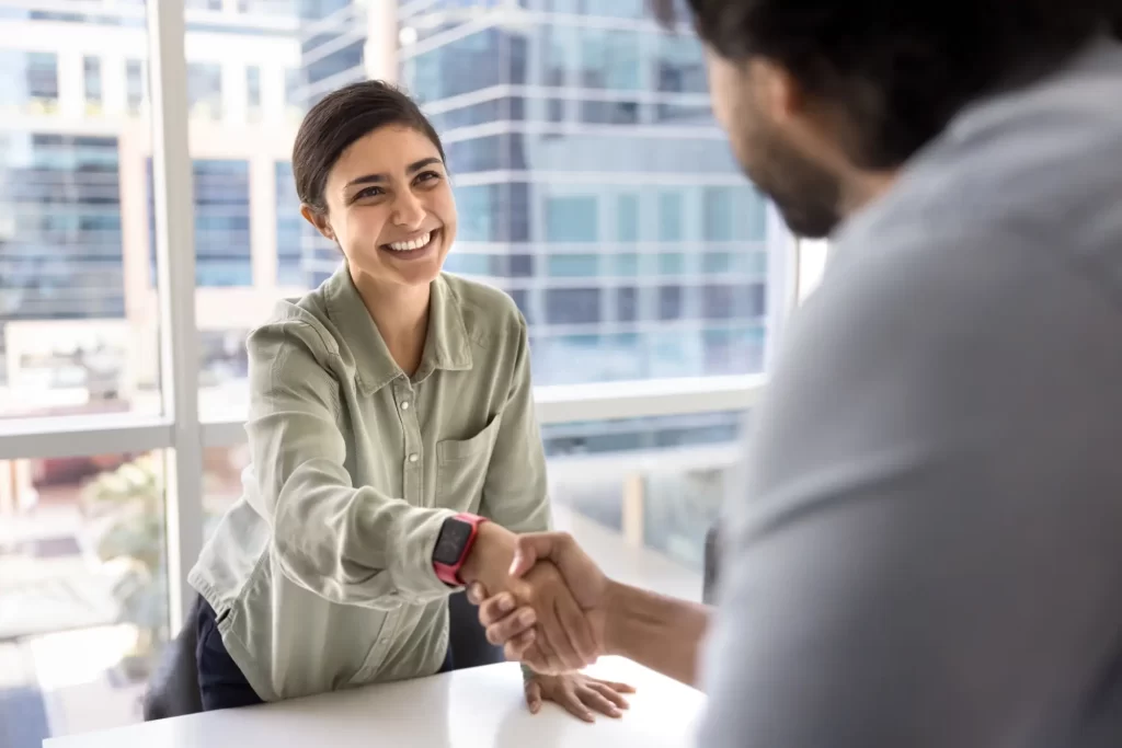 Žena a muž si pod&aacute;vaj&iacute; ruku