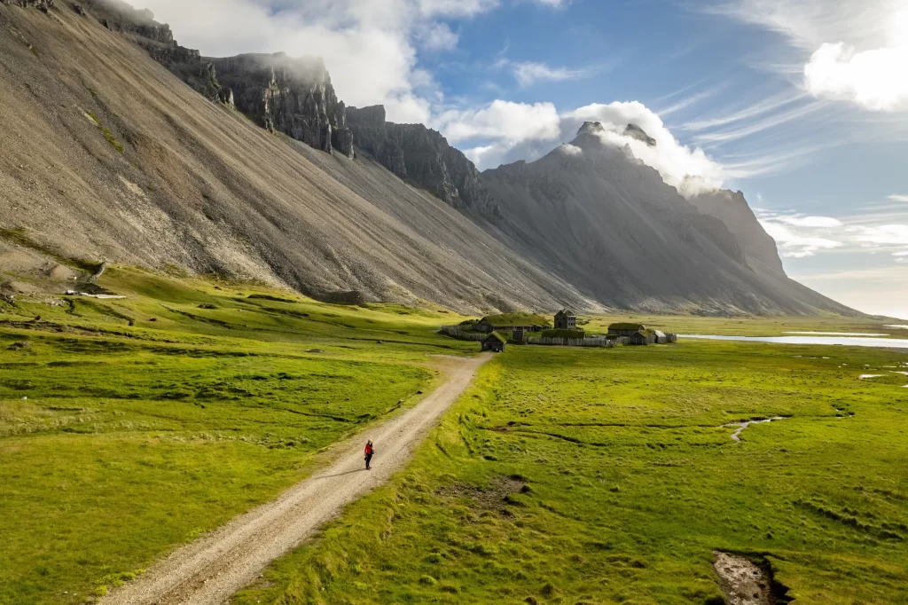 Čistá příroda s horami.