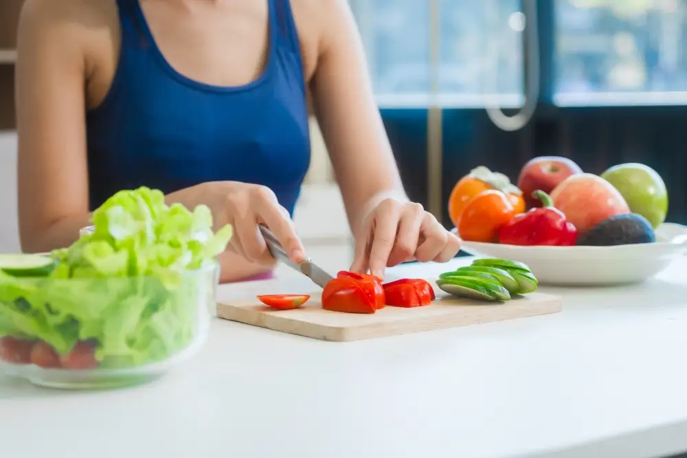 Žena kr&aacute;j&iacute; zeleninu. 