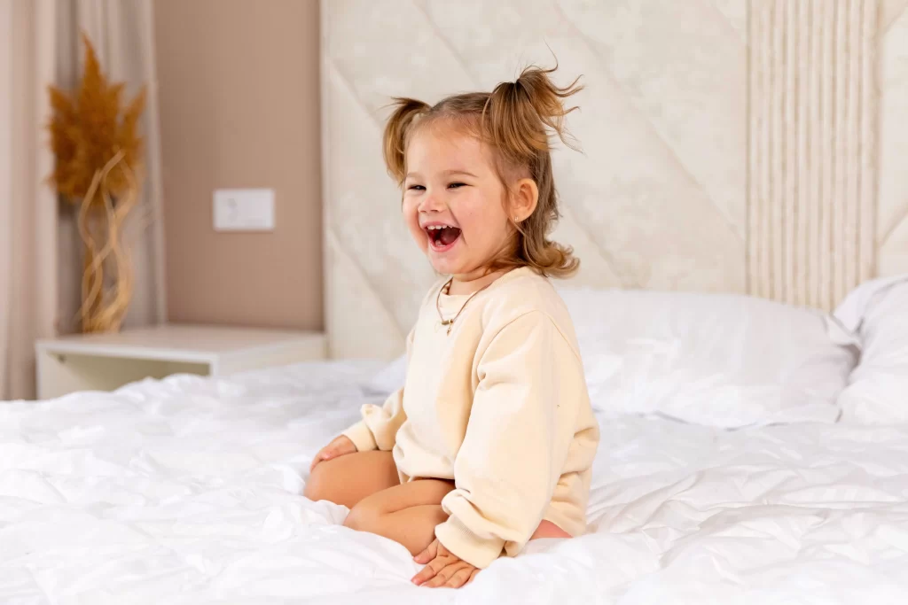 &scaron;ťastn&eacute; batole v pokoji