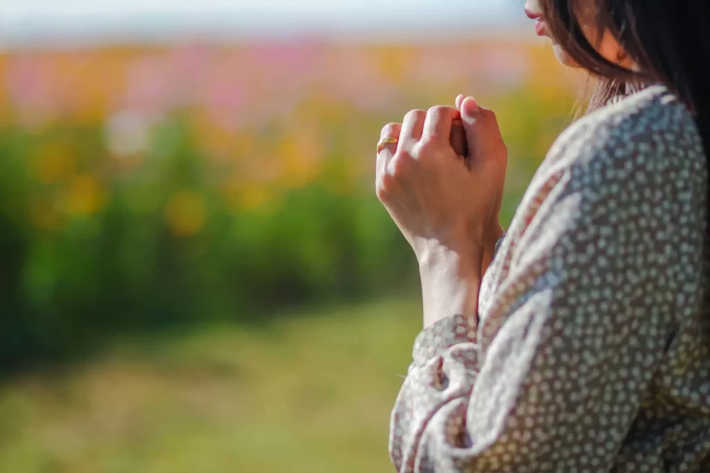 Žena se modlí