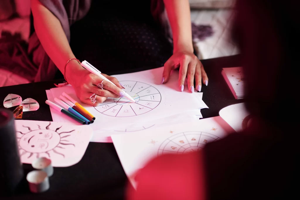 astroložka provádí věštbu