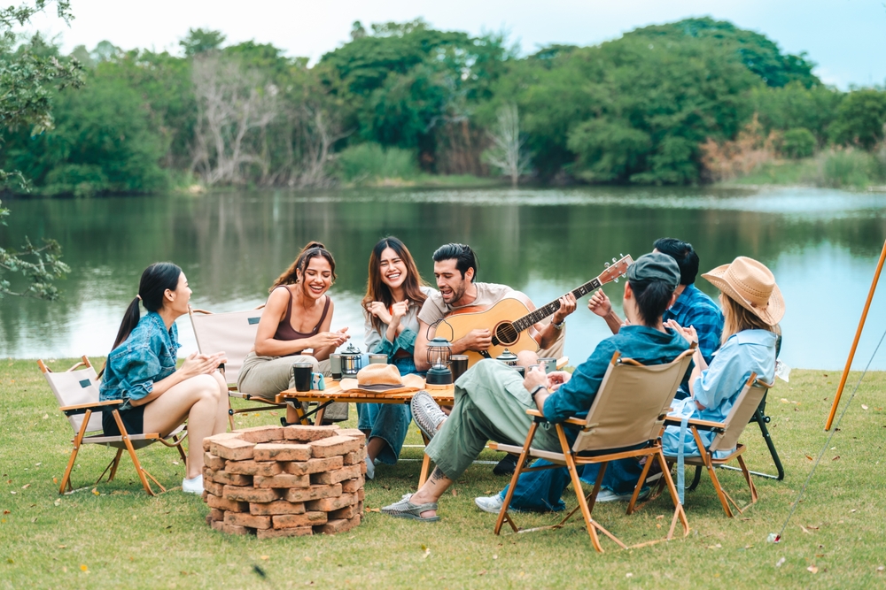 Banda lidí u rybníka. 