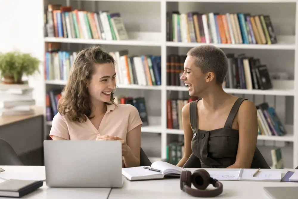 Dívky v knihovně se smějí. 