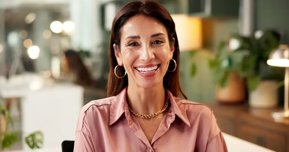 Žena se usm&iacute;v&aacute;. 