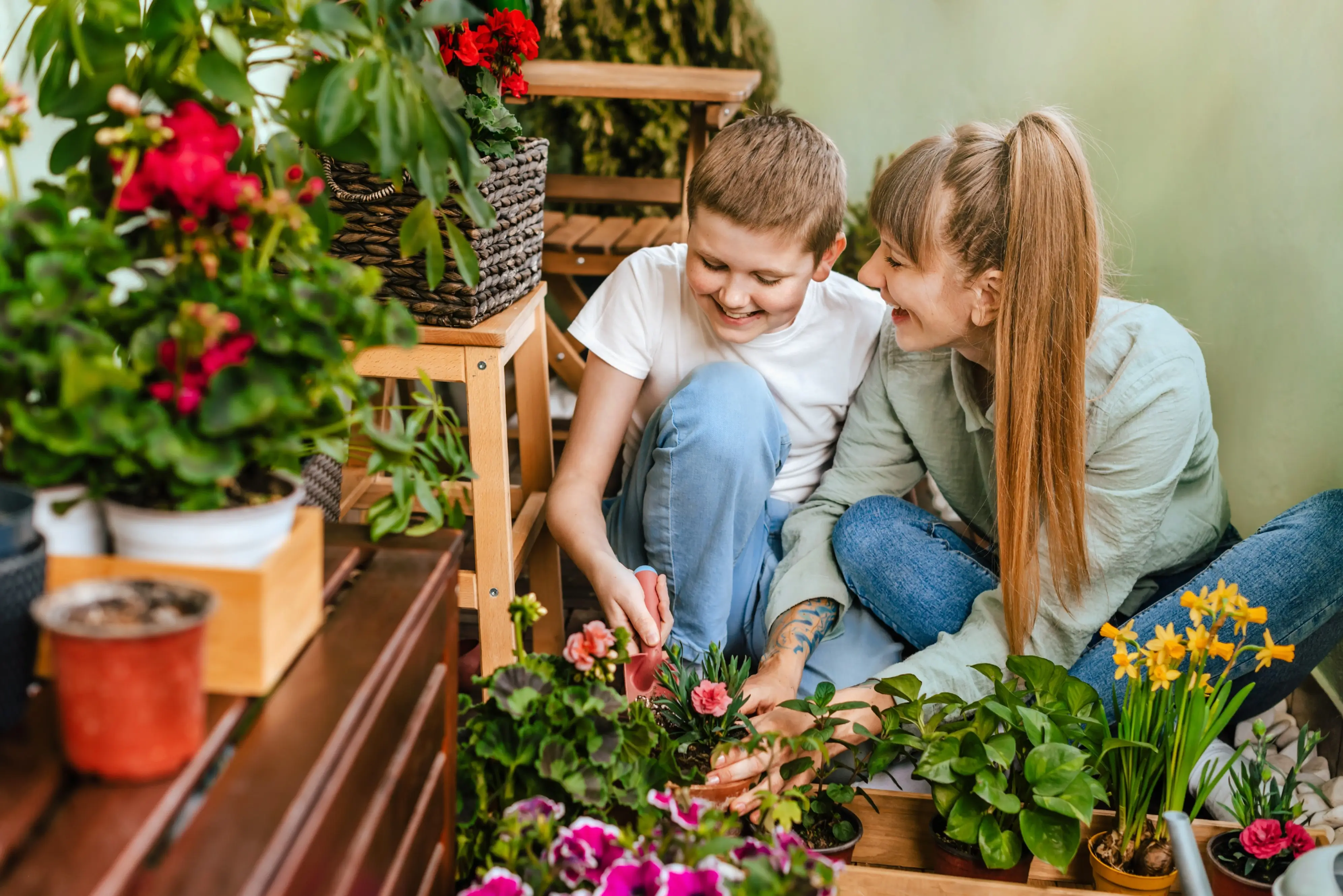 Chcete barevný balkon bez starostí? Tyhle 3 rostliny zvládnou i horka a sucho