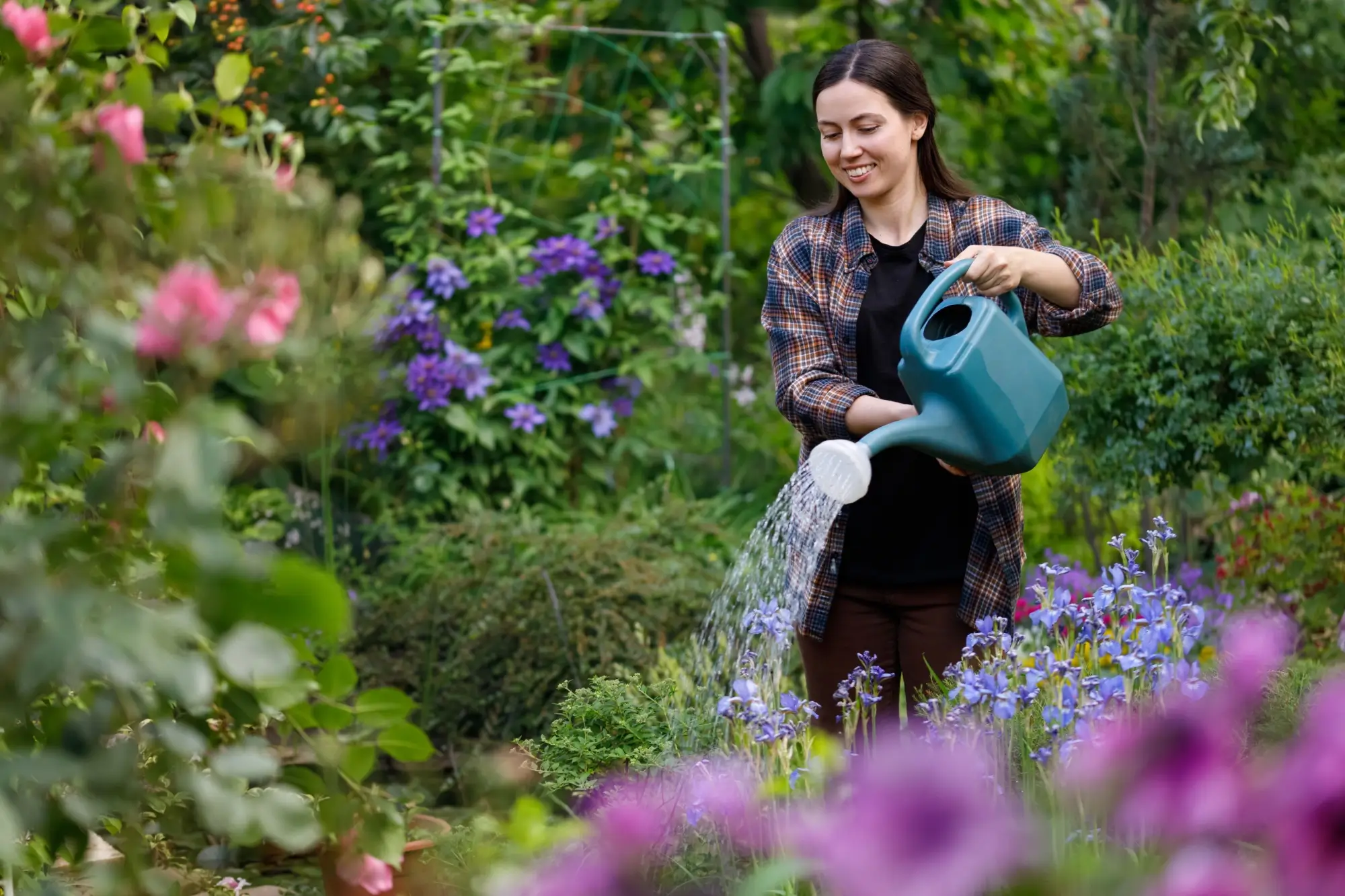 Chcete květináč plný květů až do podzimu? Tuhle přísadu přidávají jen zkušení pěstitelé