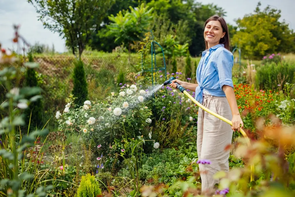 Přestaňte zalévat jako doteď. Nový trend z Japonska šetří vodu i nervy