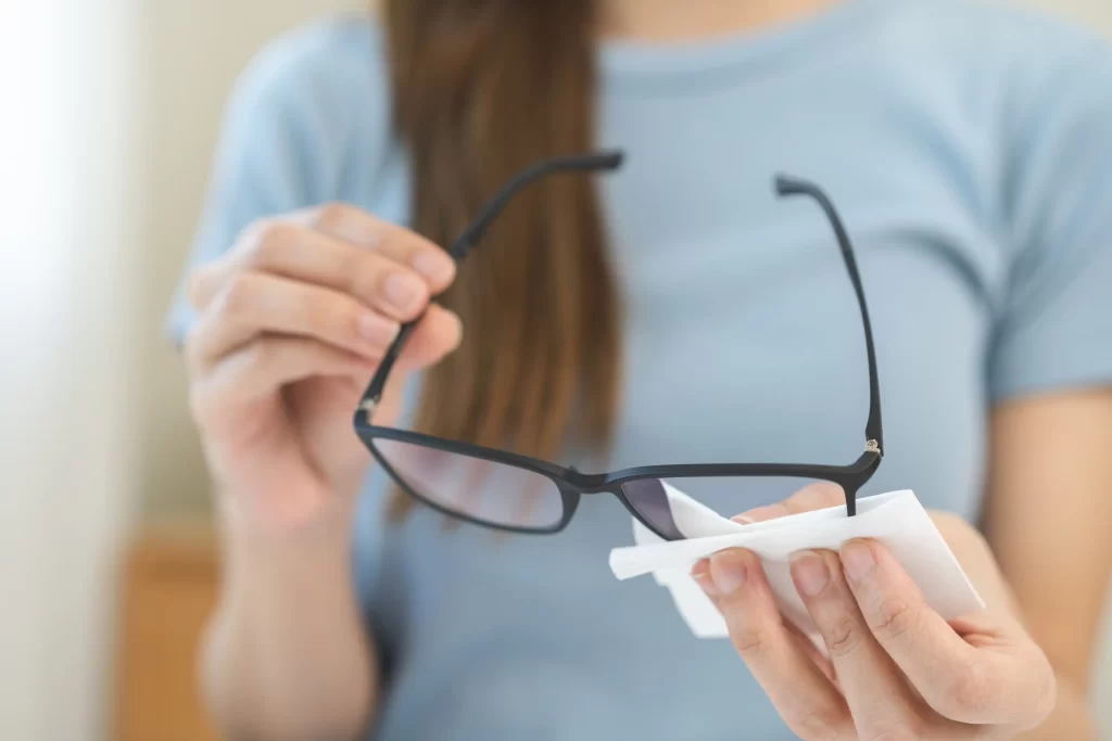 Ruce ženy čist&iacute;c&iacute; si br&yacute;le.