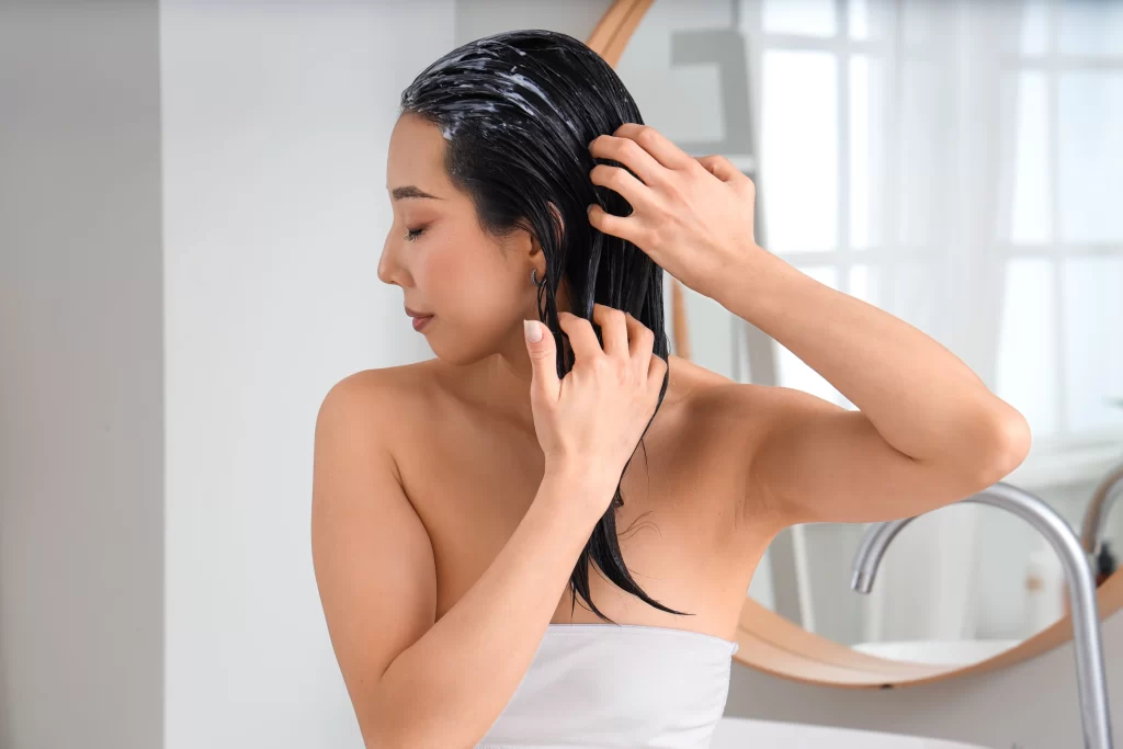 Žena myjící si <a href=