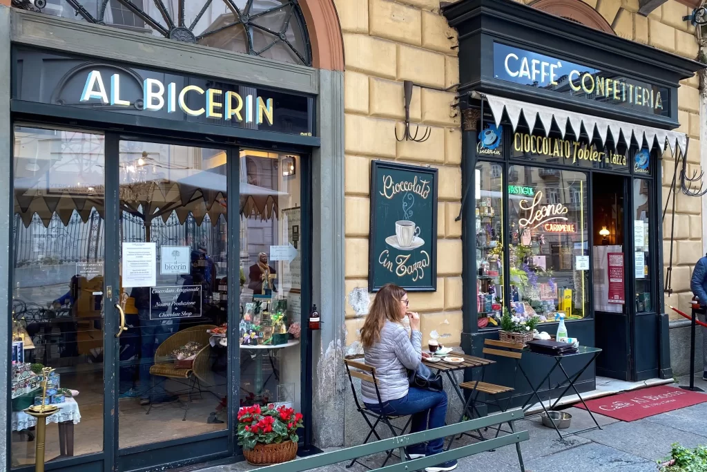 Pohled na výlohu italské kavárny.