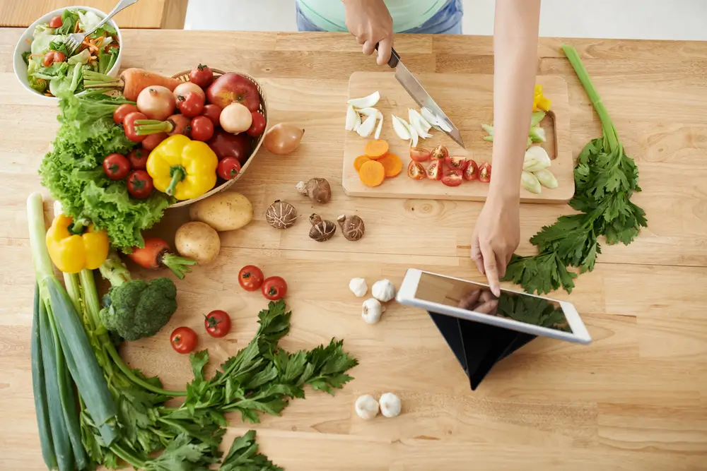 Žena krájí zeleninu. 