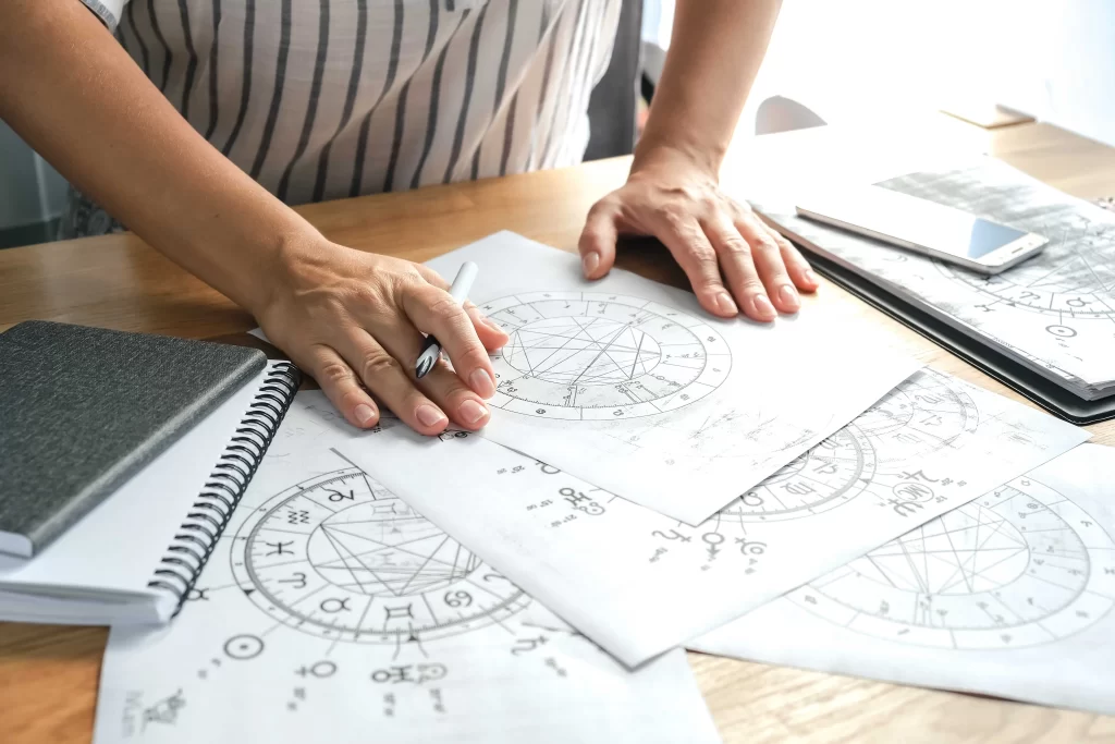 astrolog kreslí zvěrokruh