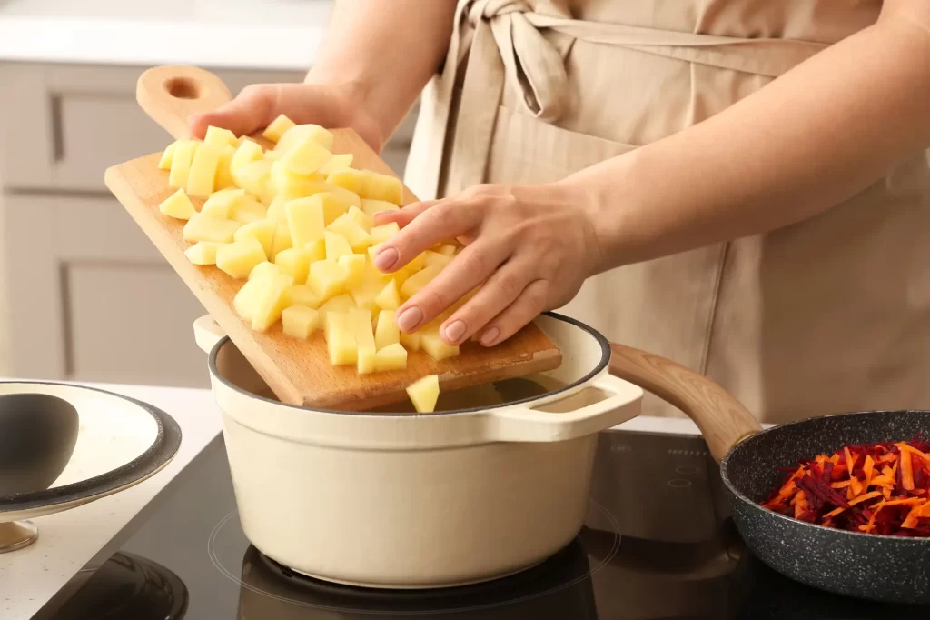 Přidání brambor do hrnce