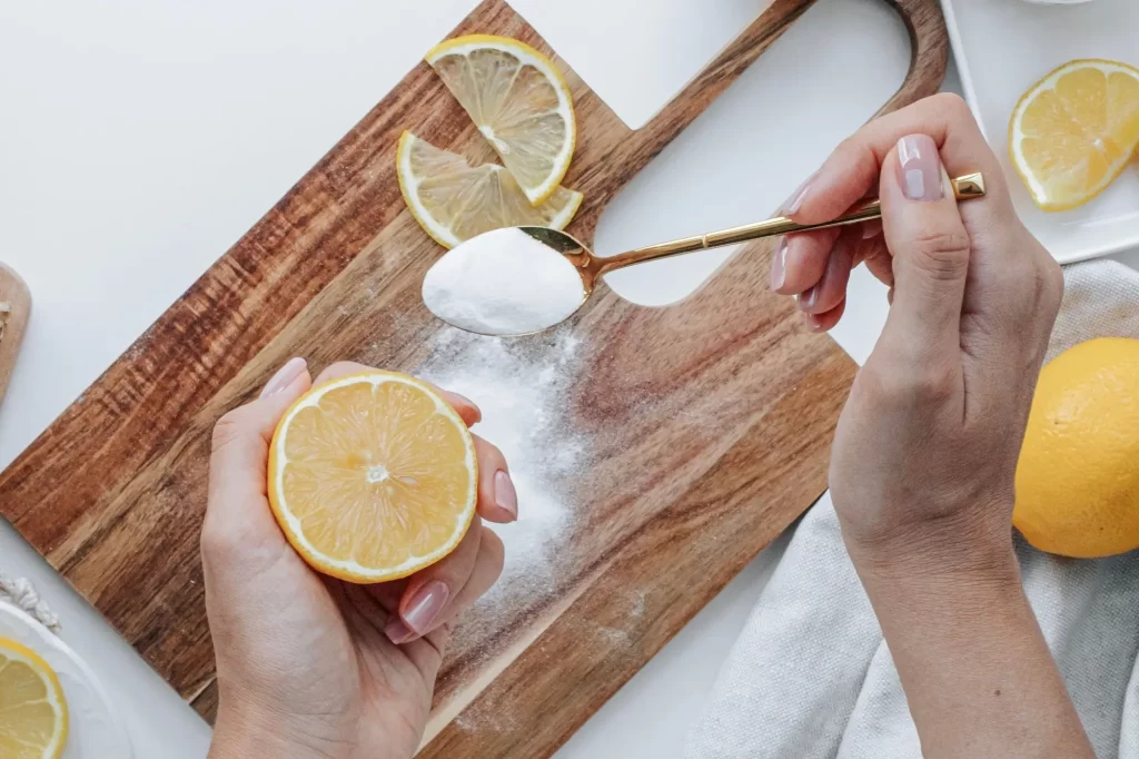 Dřevěné prkénko se solí a citronem