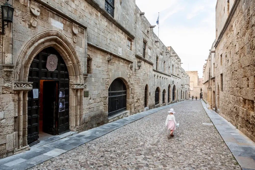 Starověká ulice ve městě Rhodos. 