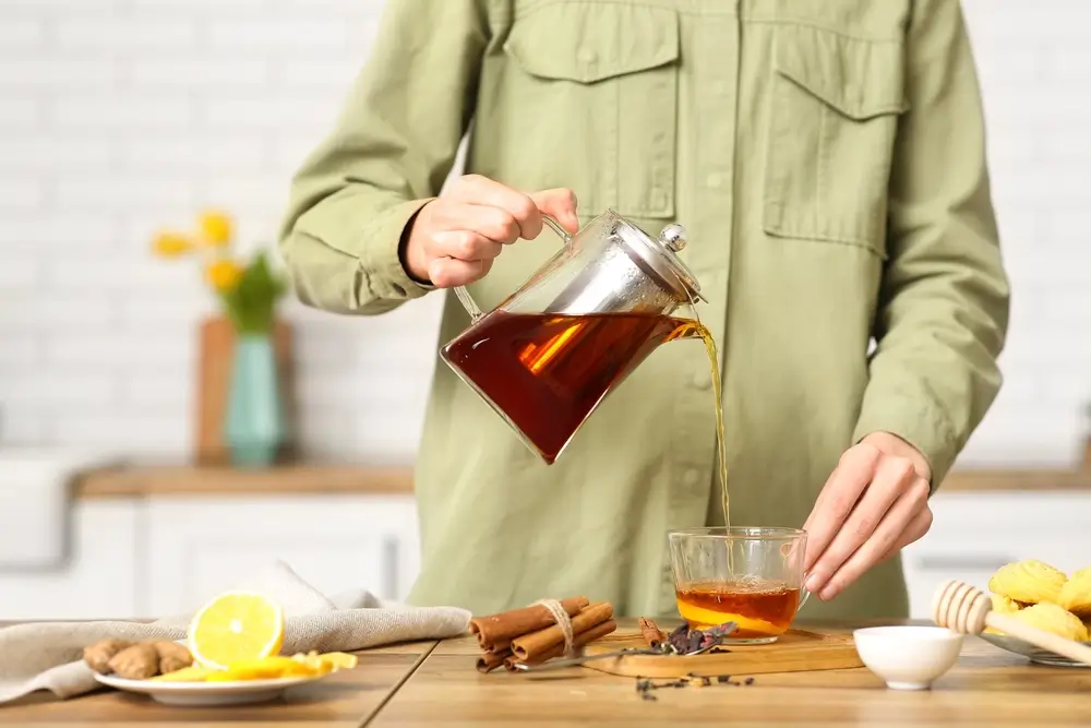 Žena si dělá skořicový čaj. 