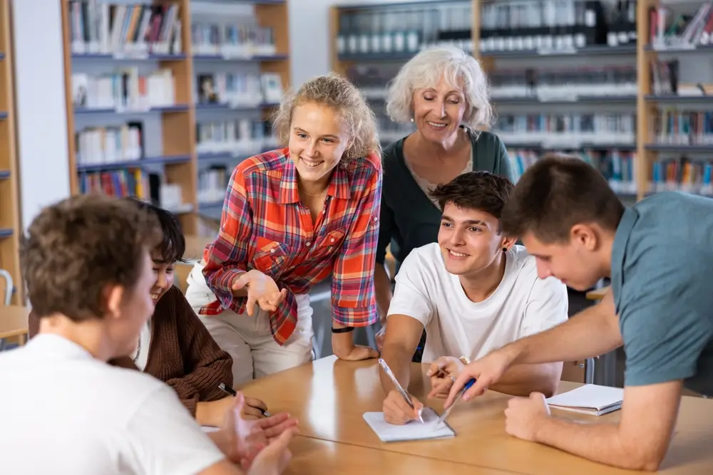 Banda přátel, kteří se mezi sebou baví.