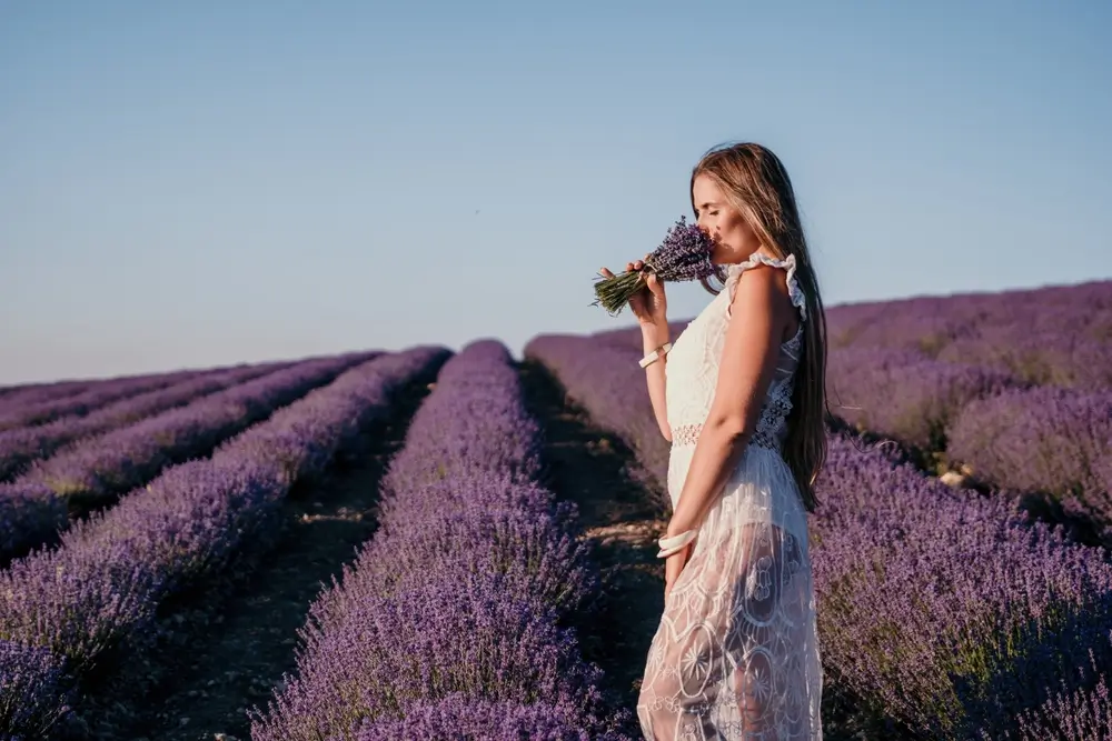 Žena uprostřed levandulového pole. 
