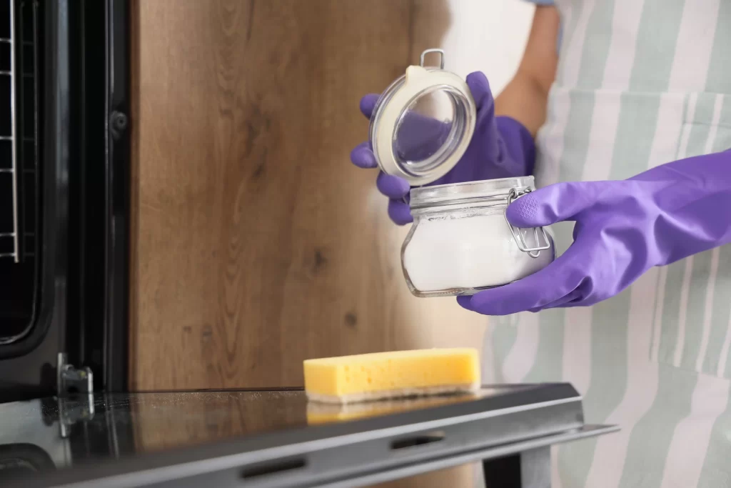 žena čistí troubu jedlou sodou