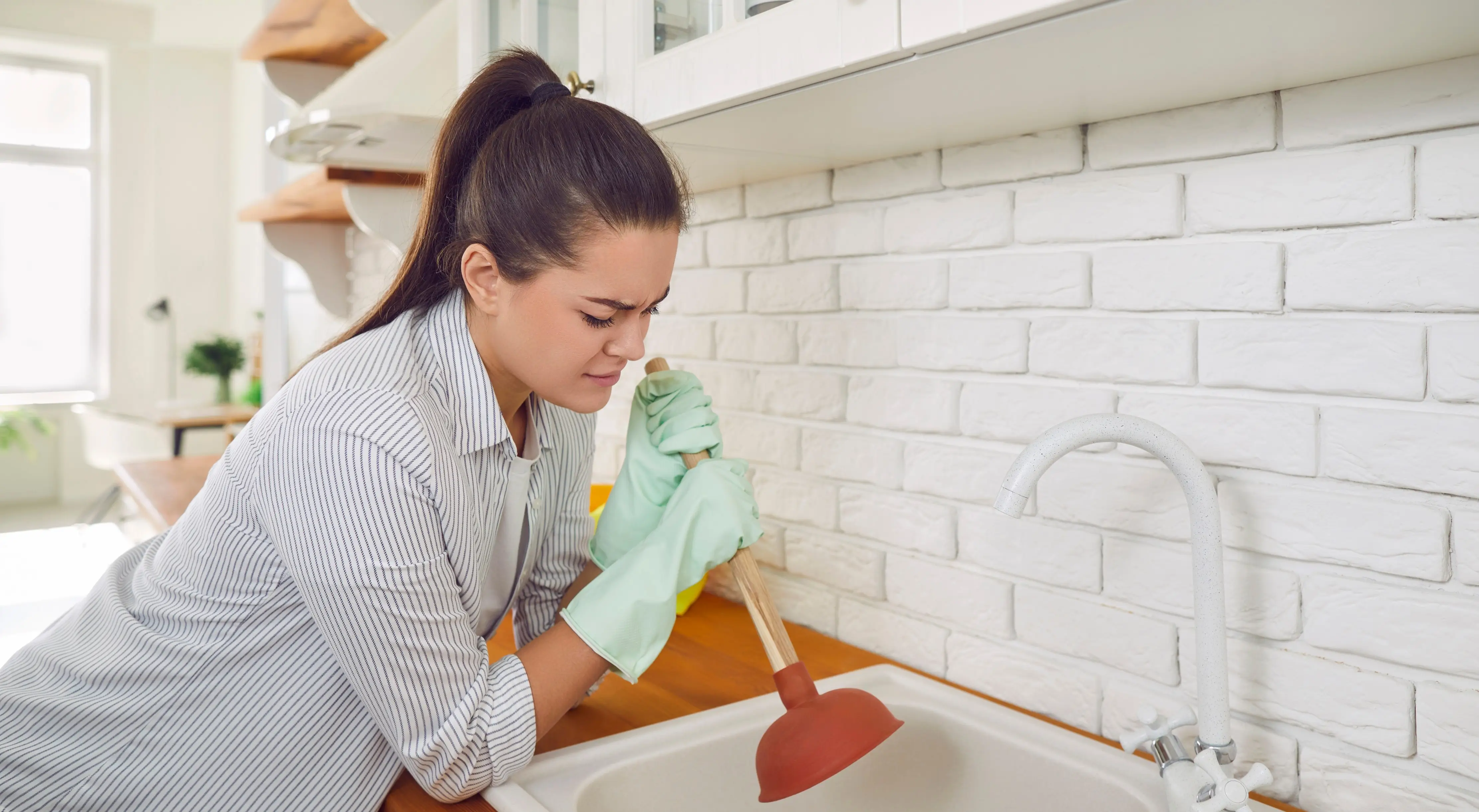 Jak na zapáchající a ucpaný odpad: Pomůže jedlá soda, citron i kypřicí prášek