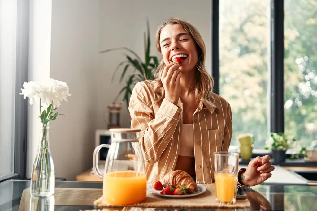 Žena ochutnává jahodu