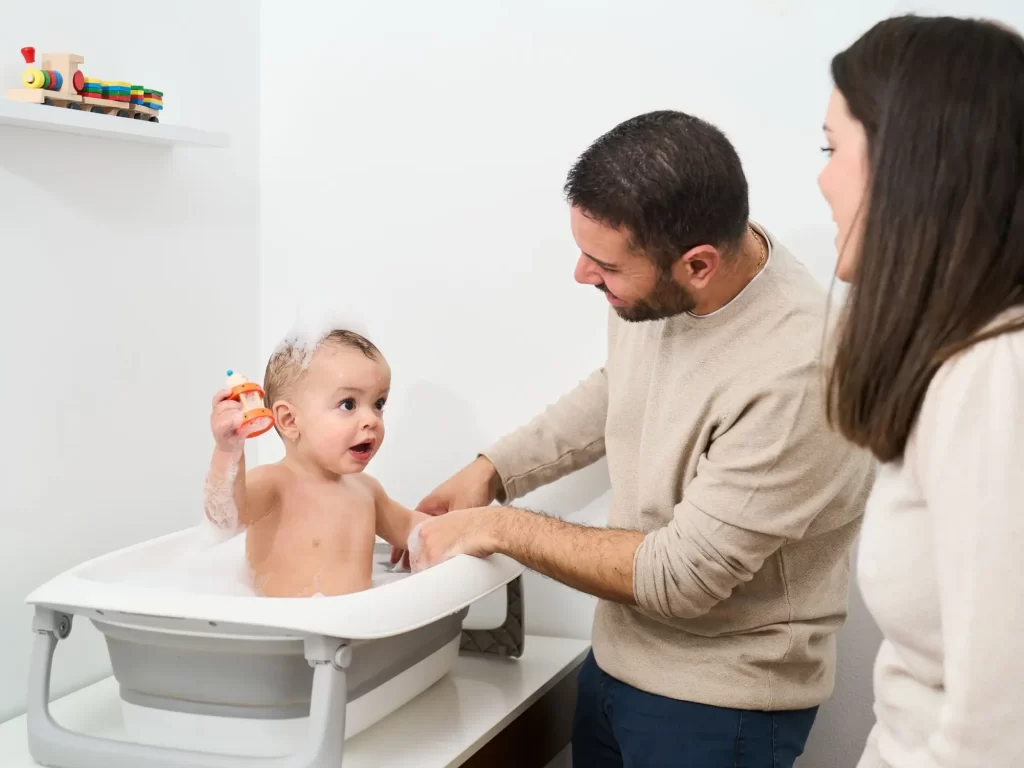 Žena a muž koupou dítě