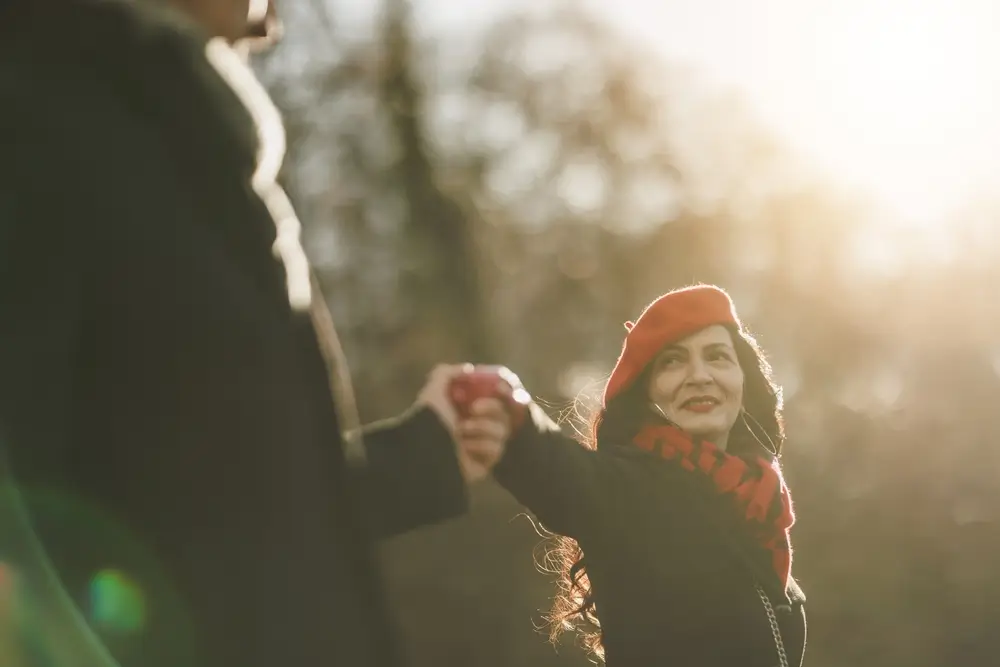 Žena se drž&iacute; za ruce s mužem. 
