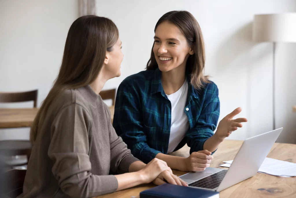 Dvě ženy, kter&eacute; spolu mluv&iacute;.