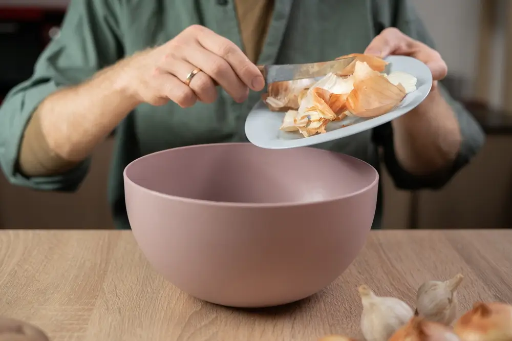 Nevyhazujte slupky z cibule. Rajčata vám za ně poděkují úrodou