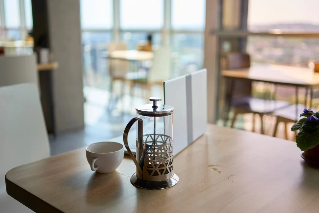 Hrnek a konvička na bylinkov&yacute; čaj.