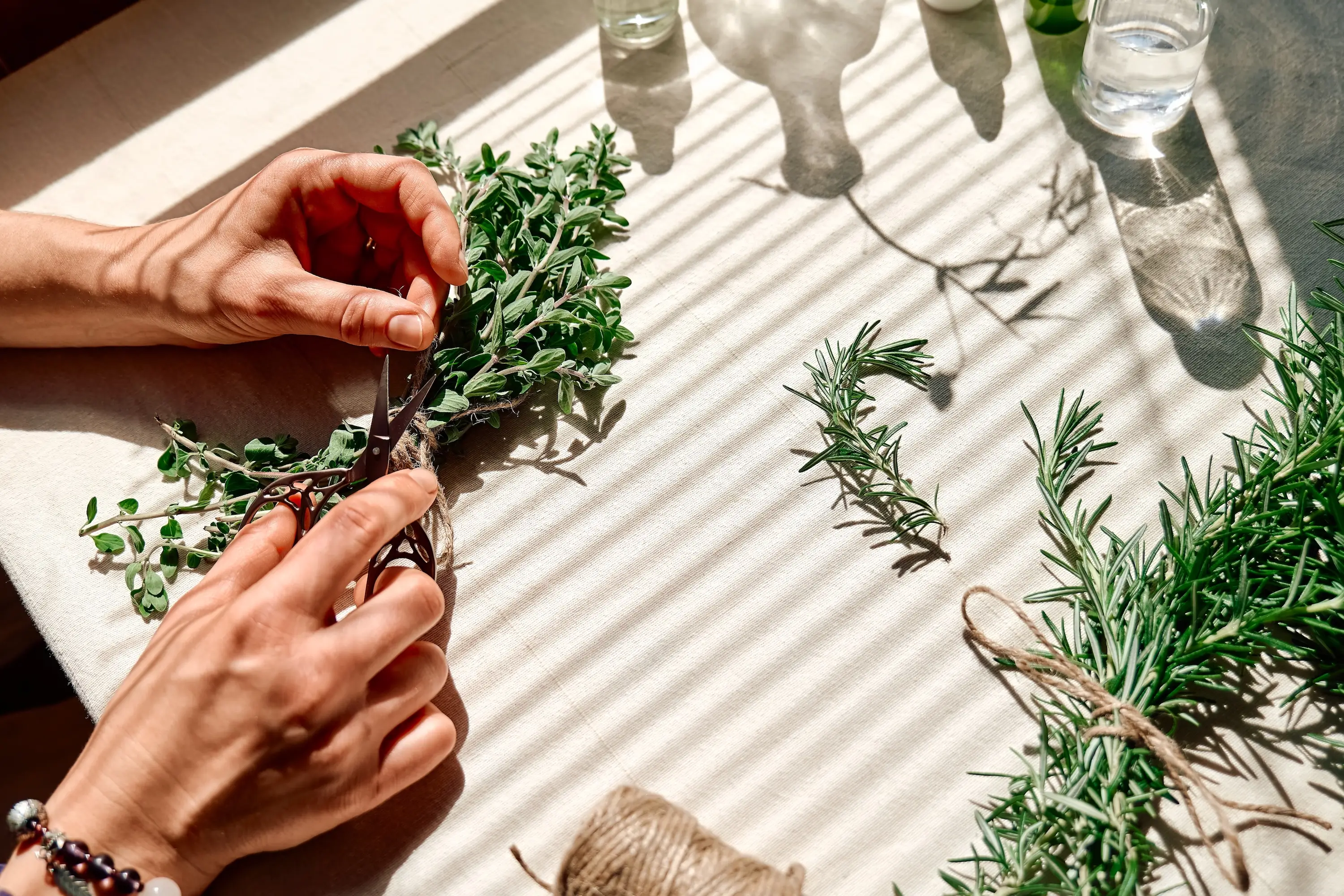 Položte rozmarýn na toto místo: Starý zvyk, který chrání dům a přitahuje klid