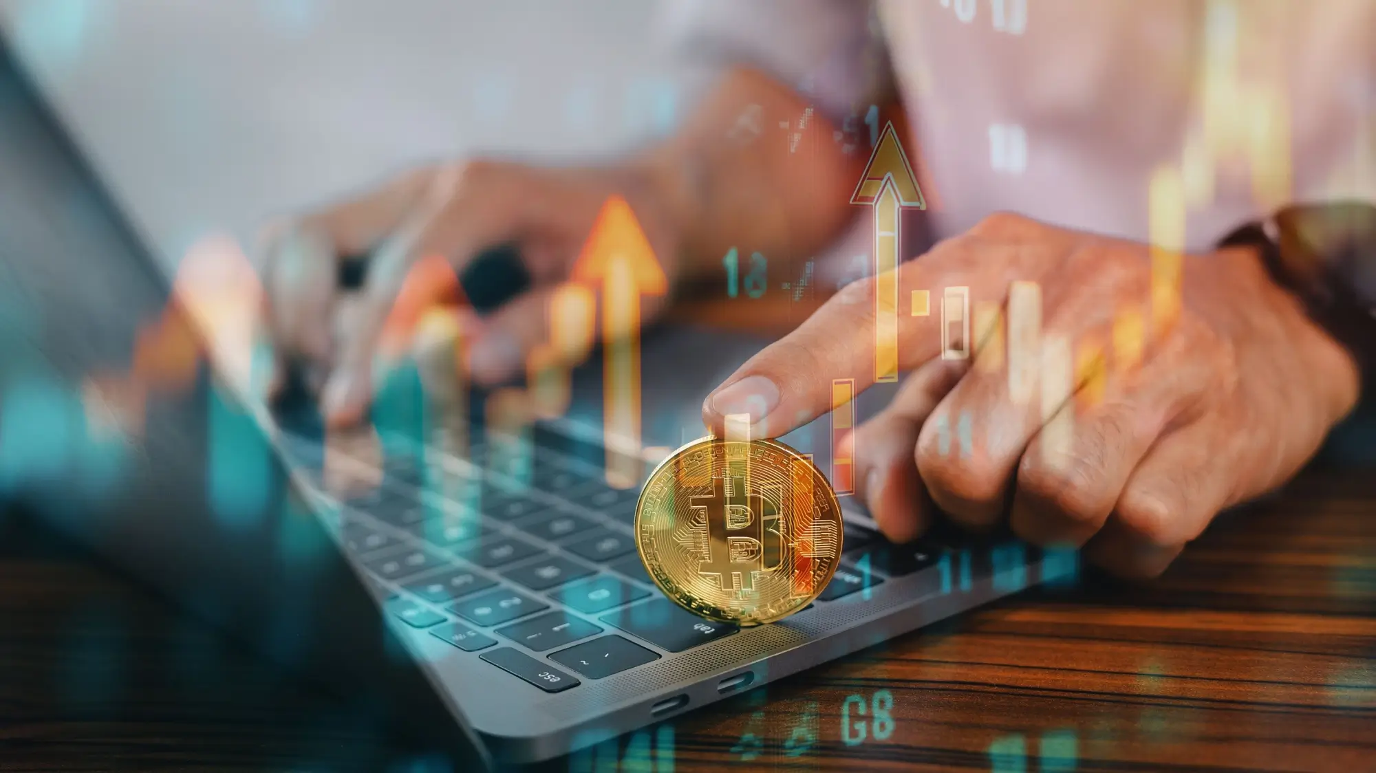 Mužské ruce při budování pasivního příjmu na počítači.