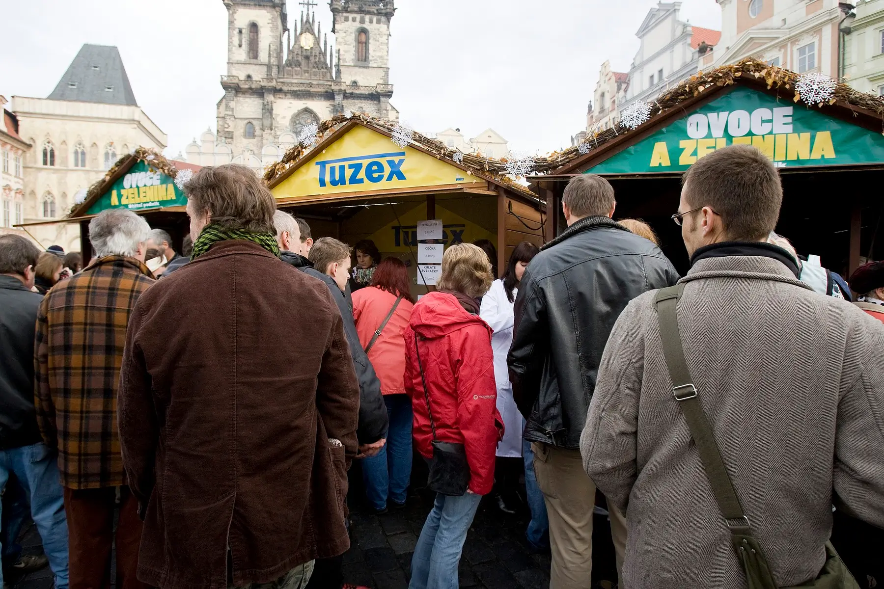 Cena socialistické housky v dnešních penězích: Někdy je porovnání tehdejších a dnešních cen přepočtených na výplatu opravdu bizarní